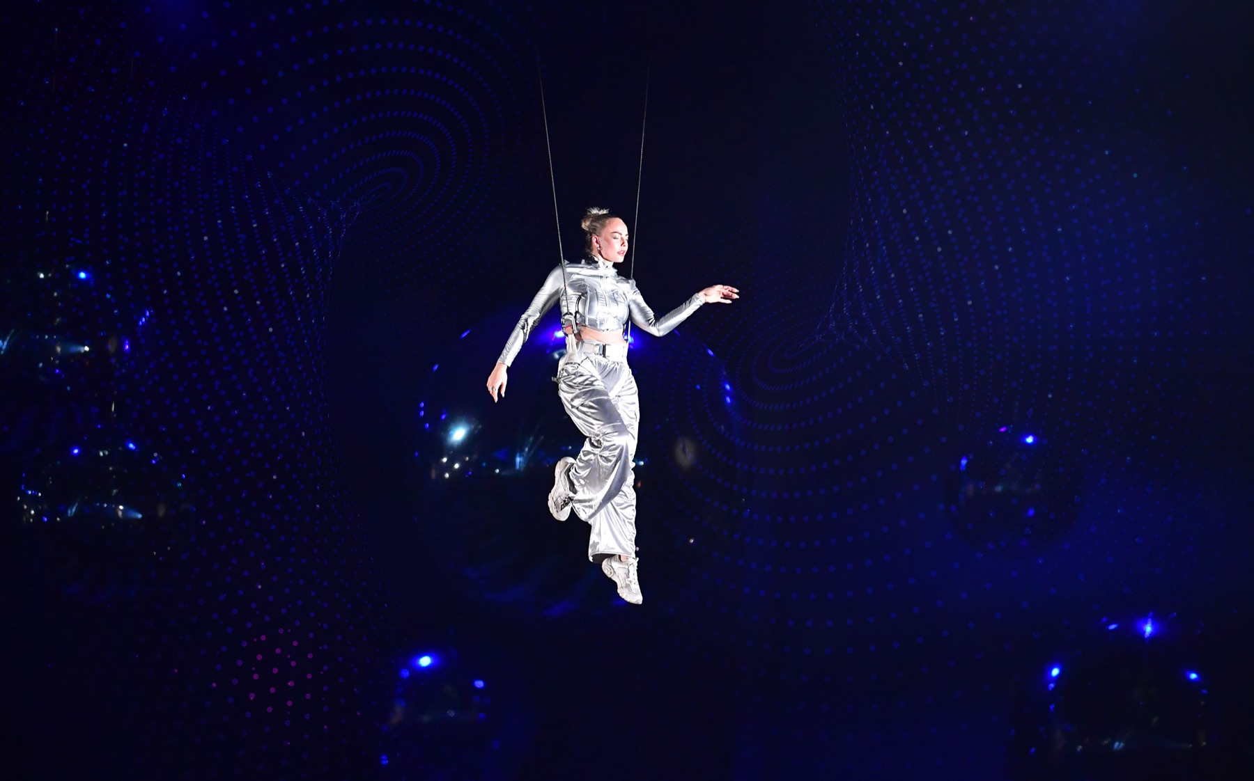Luftartistin am Flying Globe vor einer LED-Wand