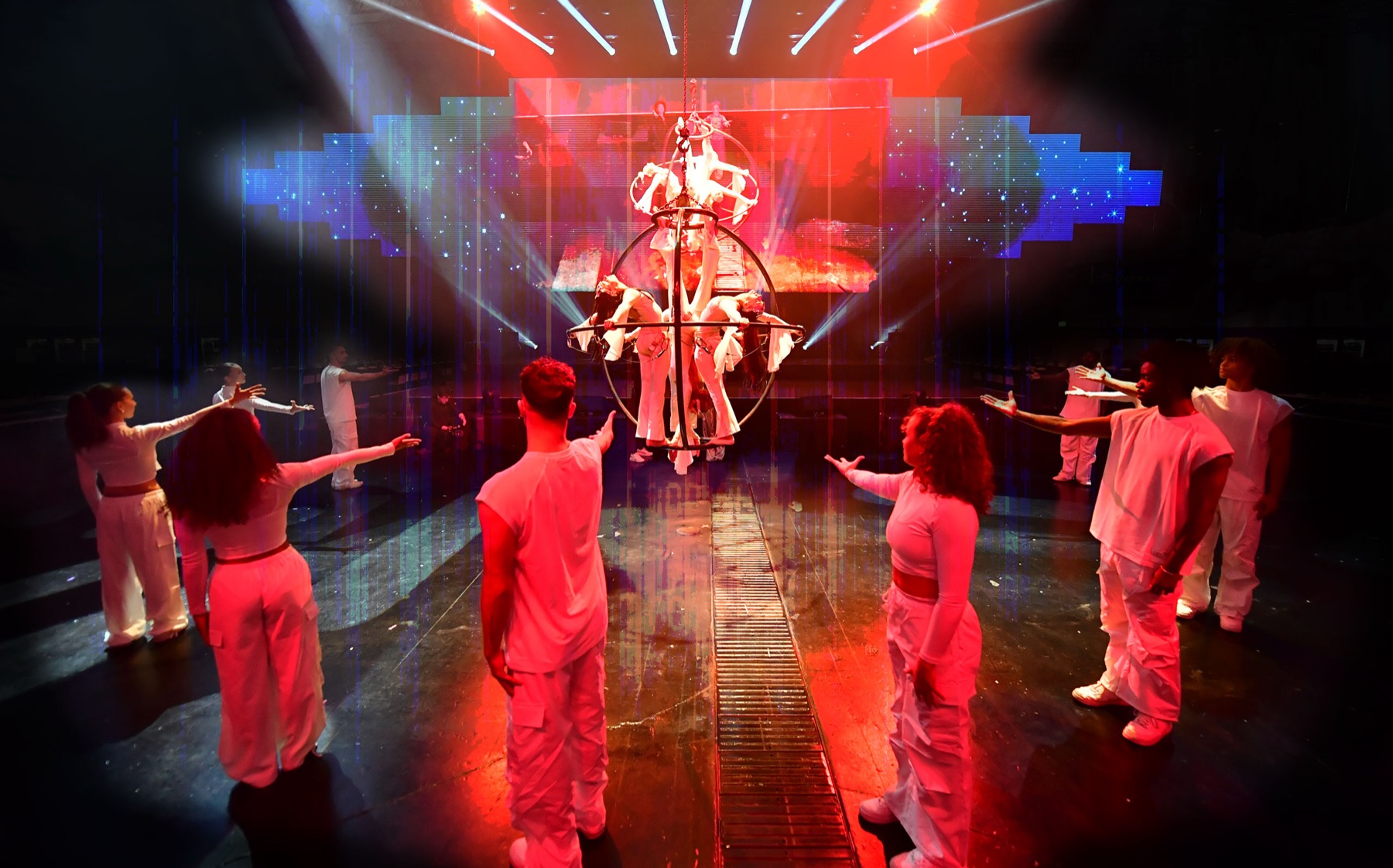 Artistinnen am Flying Globe, umringt vom Ensemble